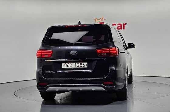 Kia Carnival 9-Seater Prstige — пробег 103 180 км — фото 4 из 5