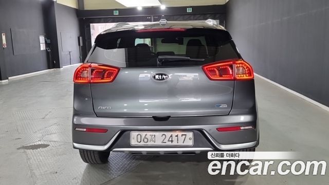 Kia Niro Prestige — пробег 116 810 км — фото 4 из 5