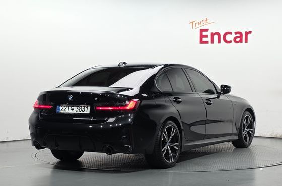 BMW 3-Series 320i M Sport — пробег 8 128 км — фото 2 из 5