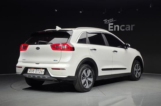 Kia Niro Prestige — пробег 85 601 км — фото 2 из 5