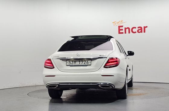 Mercedes-Benz E-Class E300 4MATIC Exclusive — пробег 126 215 км — фото 4 из 5