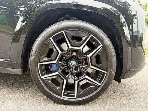 BMW XM 4.4 — пробег 30 538 км — фото 5 из 5