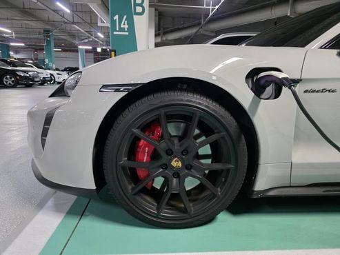 Porsche Taycan GTS — пробег 30 000 км — фото 5 из 5