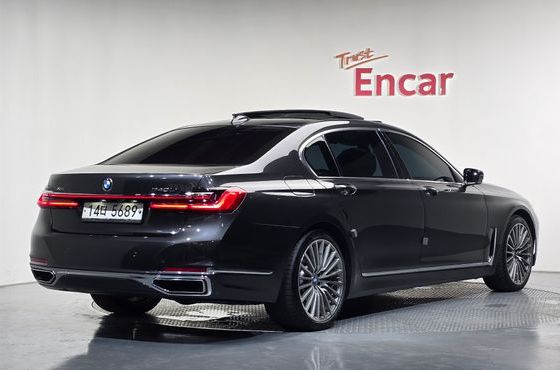 BMW 7-Series 740Li xDrive Design Pure Excellence — пробег 135 009 км — фото 2 из 5