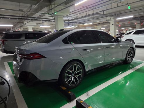 BMW i5 eDrive 40 M Sport — пробег 38 000 км — фото 4 из 5