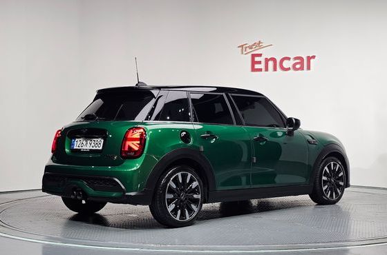 Mini Cooper 5Door Classic Launch Pack Third Generation — пробег 68 960 км — фото 2 из 5