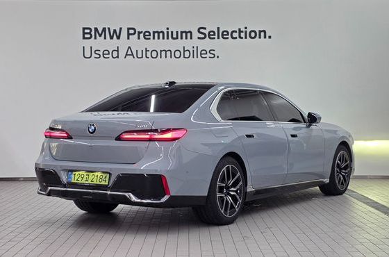 BMW 7-Series 740i xDrive M Sport — пробег 4 200 км — фото 2 из 5