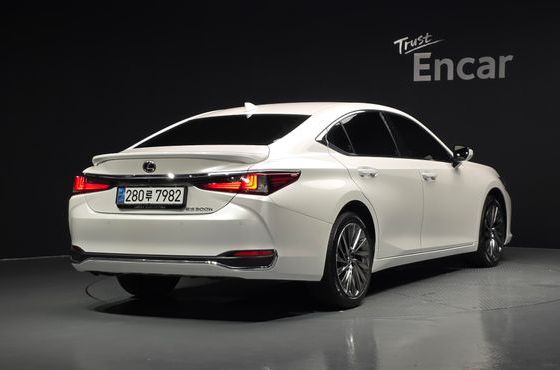 Lexus ES Luxury Plus — пробег 42 526 км — фото 2 из 5