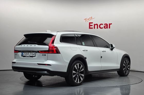 Volvo V60 B5 Ultimate AWD — пробег 12 252 км — фото 2 из 5