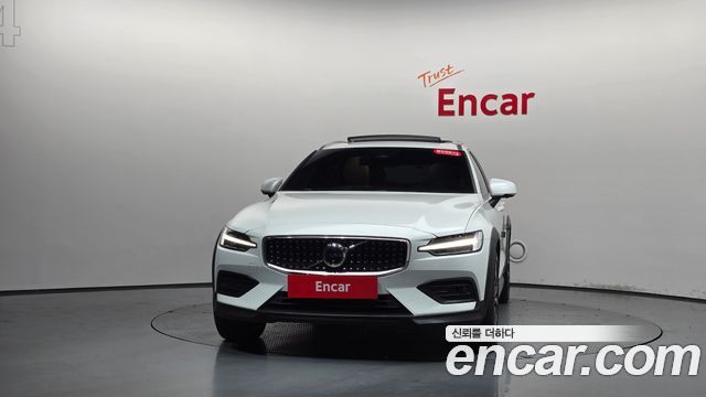 Volvo V60 B5 Ultimate AWD — пробег 12 252 км — фото 3 из 5
