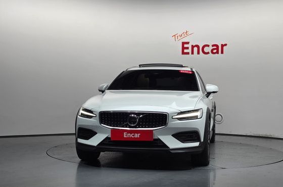 Volvo V60 B5 Ultimate AWD — пробег 12 252 км — фото 3 из 5