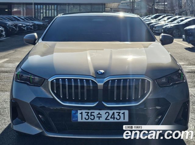 BMW 5-Series 520i M Sport — пробег 1 050 км — фото 1 из 5