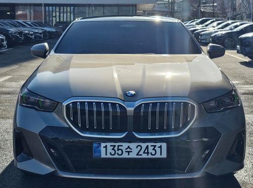 BMW 5-Series 520i M Sport — пробег 1 050 км — фото 1 из 5