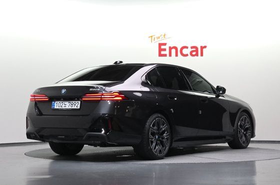 BMW 5-Series 530e xDrive M Sport — пробег 5 065 км — фото 2 из 5