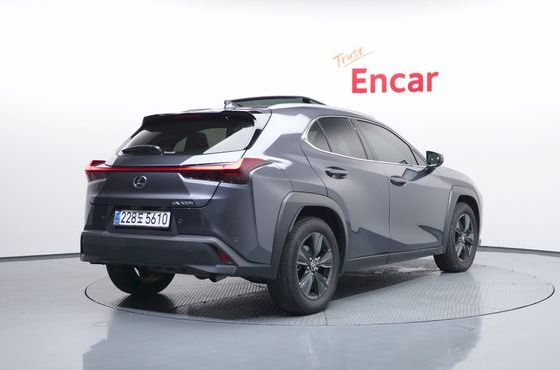 Lexus UX 2.0 2WD — пробег 5 744 км — фото 2 из 5