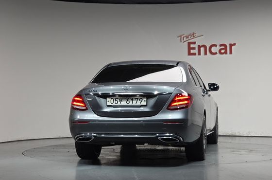 Mercedes-Benz E-Class E220d Avantgarde — пробег 98 710 км — фото 4 из 5