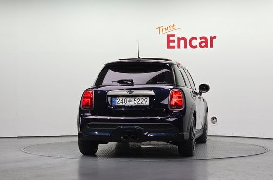 Mini Cooper 5Door Resolute Edition 3rd Gen — пробег 17 650 км — фото 4 из 5