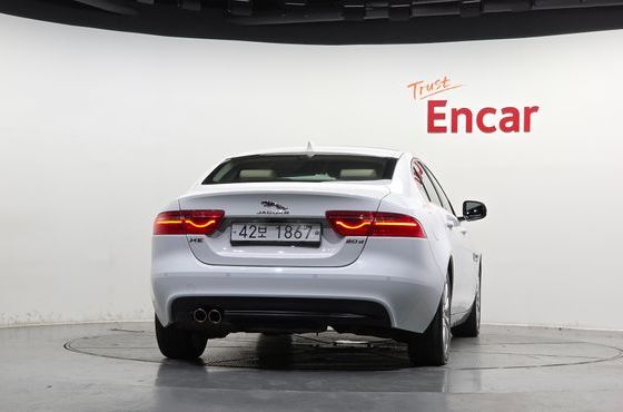 Jaguar XE 20d Prestige — пробег 94 244 км — фото 4 из 5
