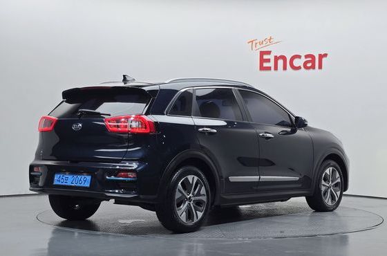 Kia Niro Prestige — пробег 49 556 км — фото 2 из 5