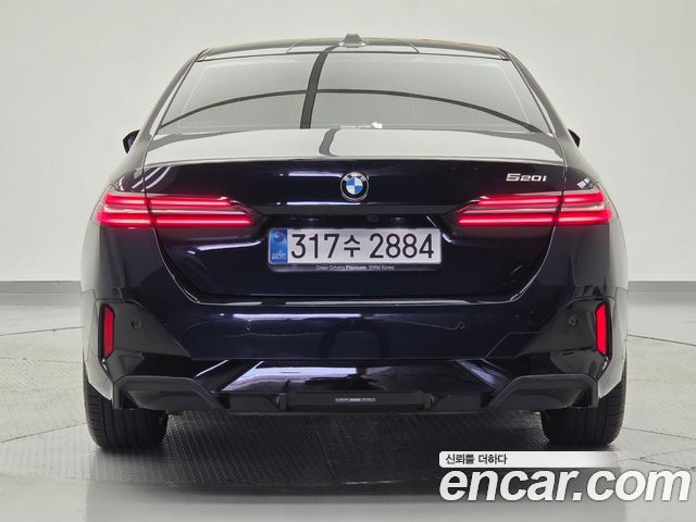 BMW 5-Series 520i M Sport — пробег 7 990 км — фото 4 из 5