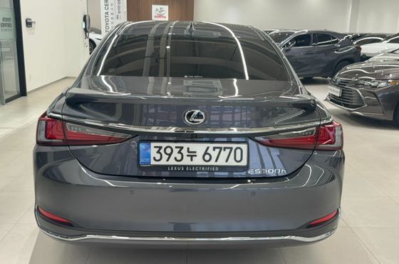Lexus ES Executive — пробег 13 299 км — фото 4 из 5
