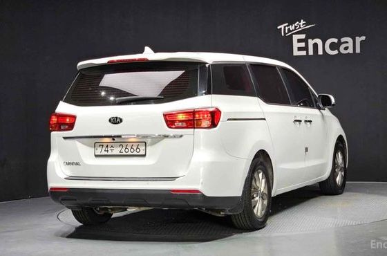 Kia Carnival 11-Seater Deluxe — пробег 200 000 км — фото 2 из 5