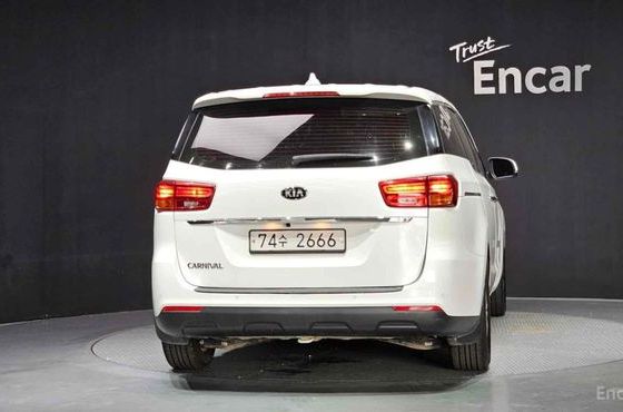 Kia Carnival 11-Seater Deluxe — пробег 200 000 км — фото 4 из 5