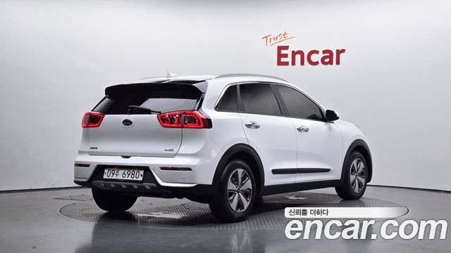 Kia Niro Prestige — пробег 124 813 км — фото 2 из 5