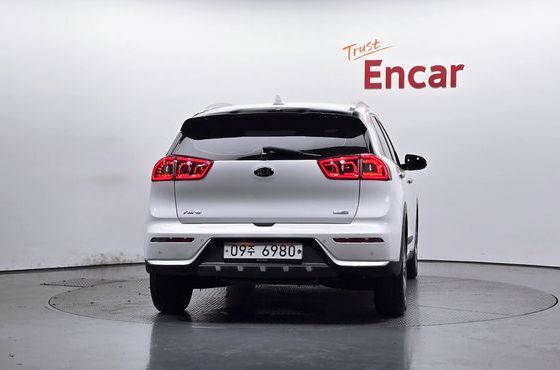 Kia Niro Prestige — пробег 124 813 км — фото 4 из 5