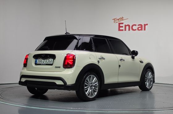 Mini Cooper 5Door Classic Plus Launch Pack Third Generation — пробег 61 425 км — фото 2 из 5