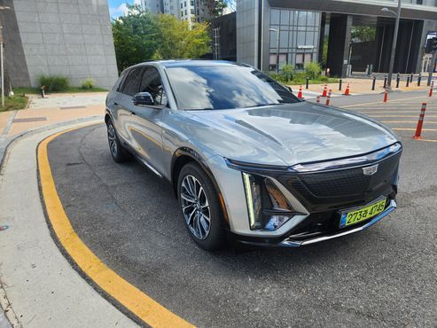Cadillac Lyriq Sport — пробег 16 000 км — фото 2 из 5