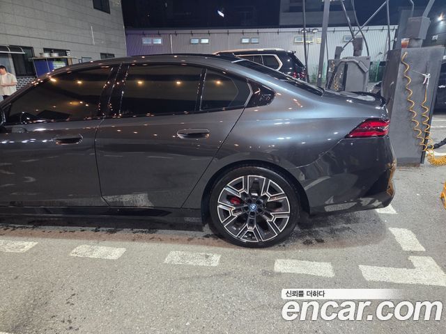 BMW i5 eDrive 40 M Sport Pro — пробег 104 000 км — фото 5 из 5