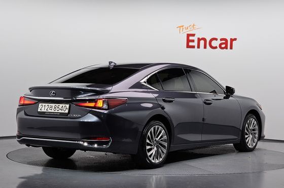 Lexus ES Executive — пробег 12 955 км — фото 2 из 5