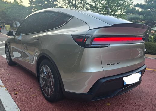 Tesla Model Y L Long Range AWD — пробег 30 км — фото 2 из 4