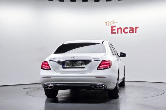 Mercedes-Benz E-Class E220d Avantgarde — пробег 200 215 км — фото 4 из 5