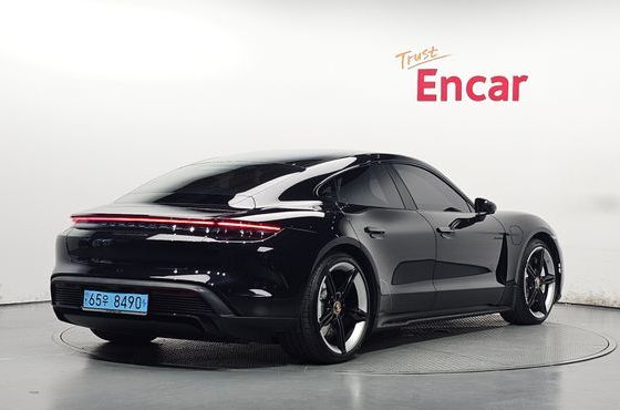 Porsche Taycan GTS — пробег 21 461 км — фото 2 из 5