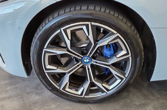 BMW i4 eDrive40 M Sports Pro — пробег 43 262 км — фото 5 из 5