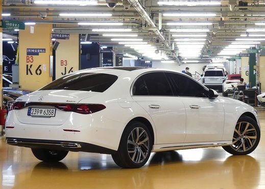 Mercedes-Benz E-Class E220d 4MATIC Exclusive — пробег 28 000 км — фото 2 из 5