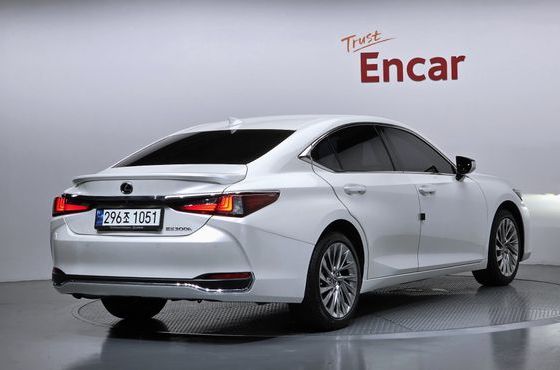 Lexus ES Luxury Plus — пробег 40 038 км — фото 2 из 5
