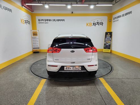 Kia Niro Prestige — пробег 71 467 км — фото 4 из 5
