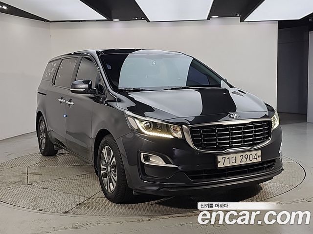 Kia Carnival 11-Seater Deluxe — пробег 195 000 км — фото 2 из 5