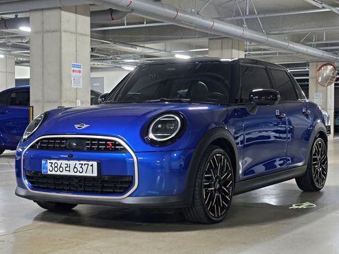 Mini Cooper 5 Door Favoured — пробег 9 860 км — фото 1 из 5