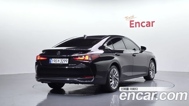 Lexus ES Luxury Plus — пробег 56 370 км — фото 2 из 5