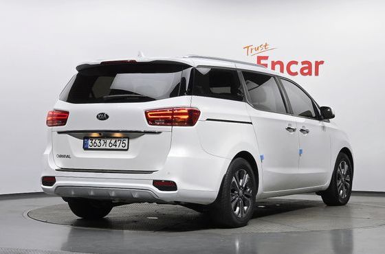 Kia Carnival 9-Seater Luxury — пробег 99 673 км — фото 2 из 5