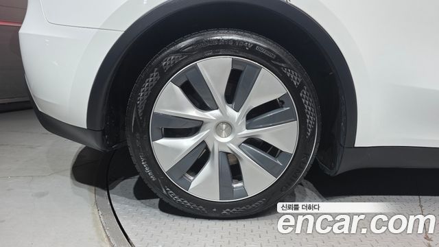 Tesla Model Y RWD — пробег 47 780 км — фото 5 из 5