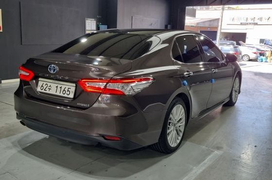 Toyota Camry 2.5 XLE Hybrid — пробег 111 945 км — фото 2 из 5