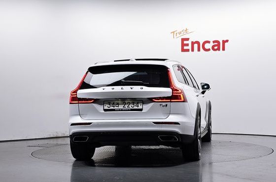 Volvo V60 T5 Pro AWD — пробег 96 122 км — фото 4 из 5