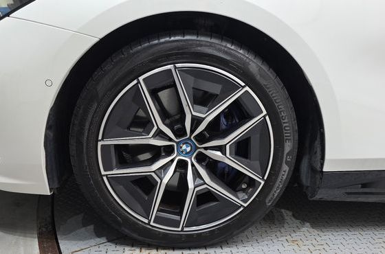 BMW i5 eDrive 40 M Sport — пробег 33 711 км — фото 5 из 5