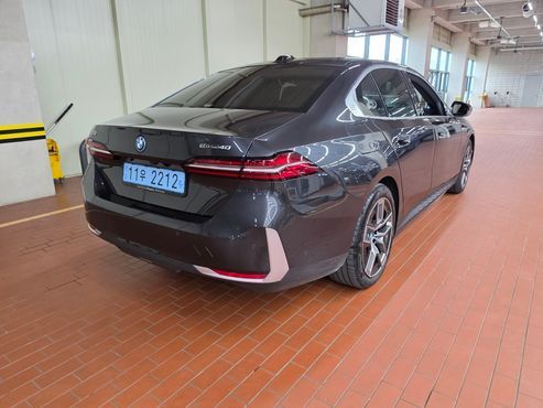 BMW i5 eDrive 40 — пробег 8 664 км — фото 2 из 5