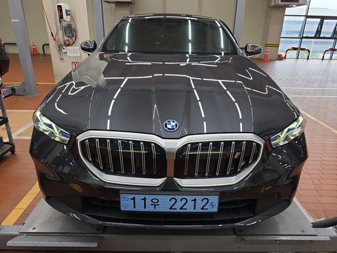 BMW i5 eDrive 40 — пробег 8 664 км — фото 3 из 5